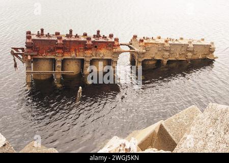 Ein großes Stück eines Schiffes, das aus dem 2. Weltkrieg in der Nähe der Churchill Barrier No 1 in Orkney, Schottland, im Vereinigten Königreich, zurückgelassen wurde Stockfoto