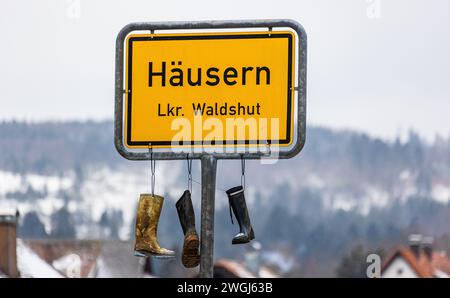 Beim Ortsschild Häusern im Landkreis Waldshut wurden Gummistiefel der Bauern symbolisch an den Nagel gehängt. Die Bauern protestieren gegen die Ampel- Stockfoto