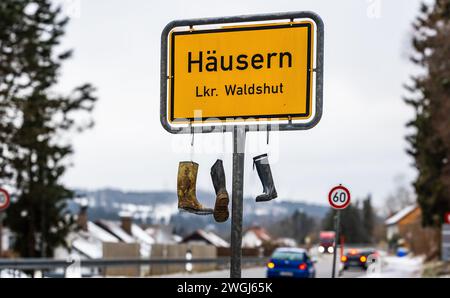 Beim Ortsschild Häusern im Landkreis Waldshut wurden Gummistiefel der Bauern symbolisch an den Nagel gehängt. Die Bauern protestieren gegen die Ampel- Stockfoto