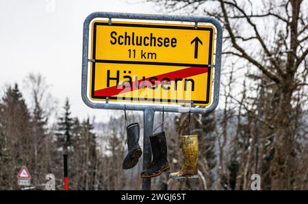 Häusern im Landkreis Waldshut wurden Gummistiefel der Bauern symbolisch an den Nagel gehängt. Die Bauern protestieren gegen di Stockfoto