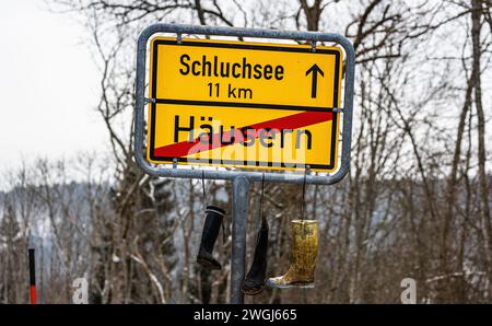 Häusern im Landkreis Waldshut wurden Gummistiefel der Bauern symbolisch an den Nagel gehängt. Die Bauern protestieren gegen di Stockfoto