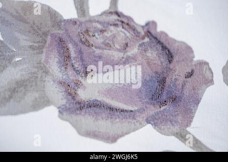 Schöne abstrakte Rosen auf farbigem Aquarellhintergrund, Blumenmuster, Rand Stockfoto