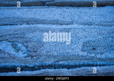 Holzbretter. Frost auf einer alten Holztreppe. Nahaufnahme der Bretter. Makro Stockfoto