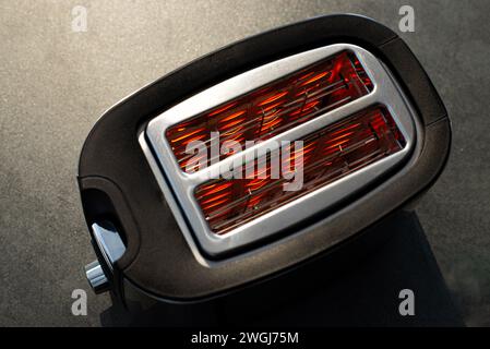 Toaster mit heißen Heizelementen. Draufsicht. Nahaufnahme. Stockfoto