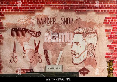 Beschilderung vom alten traditionellen Friseurladen. Stockfoto