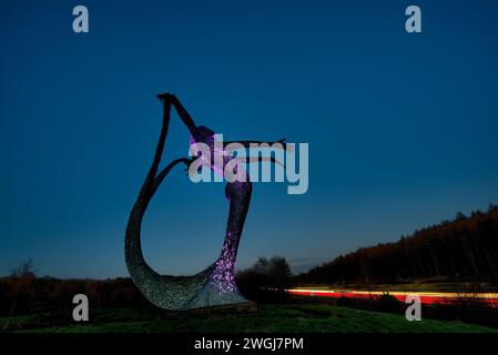 Nachtbild von Andy Scotts Arria-Skulptur in der Nähe von Cumbernauld, nördlich von Glasgow, Schottland Stockfoto