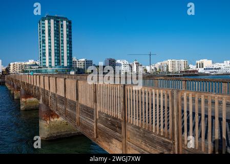 Hölzerne Brücke von Isola de Fermina, Fermina Island hinüber nach Gran Hote, l Arrecife, Hauptstadt von Lanzarote, Kanarische Inseln. Stockfoto