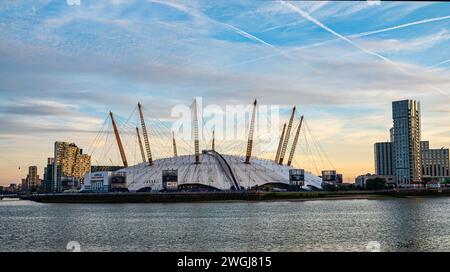 Kondensstreifen am Himmel über der O2 Arena an der Themse, London. Stockfoto