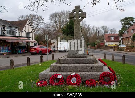 Horton, Großbritannien. Februar 2024. Ein Kriegsdenkmal in Horton Village, Berkshire. Innenminister James will es zu einer Straftat für Demonstranten machen, die auf Kriegsdenkmäler klettern. Diejenigen, die erfolgreich verurteilt wurden, könnten bis zu drei Monate im Gefängnis verbringen und mit einer Geldstrafe von 1.000 £ belegt werden. Das Gesetz soll als Änderung des Strafrechtsgesetzes eingeführt werden. Die neuen Vorschläge sind eine Reaktion auf die propalästinensischen Demonstranten, die in London auf Kriegsdenkmäler klettern. Quelle: Maureen McLean/Alamy Live News Stockfoto