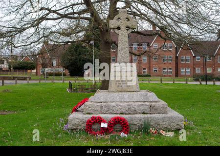 Horton, Großbritannien. Februar 2024. Ein Kriegsdenkmal in Horton Village, Berkshire. Innenminister James will es zu einer Straftat für Demonstranten machen, die auf Kriegsdenkmäler klettern. Diejenigen, die erfolgreich verurteilt wurden, könnten bis zu drei Monate im Gefängnis verbringen und mit einer Geldstrafe von 1.000 £ belegt werden. Das Gesetz soll als Änderung des Strafrechtsgesetzes eingeführt werden. Die neuen Vorschläge sind eine Reaktion auf die propalästinensischen Demonstranten, die in London auf Kriegsdenkmäler klettern. Quelle: Maureen McLean/Alamy Live News Stockfoto