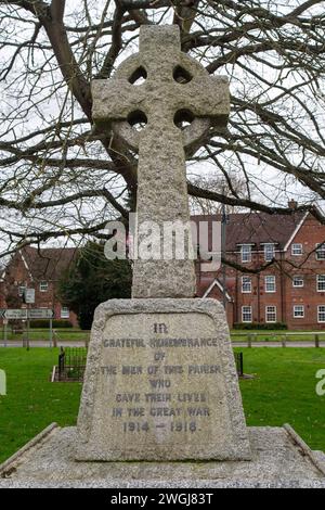 Horton, Großbritannien. Februar 2024. Ein Kriegsdenkmal in Horton Village, Berkshire. Innenminister James will es zu einer Straftat für Demonstranten machen, die auf Kriegsdenkmäler klettern. Diejenigen, die erfolgreich verurteilt wurden, könnten bis zu drei Monate im Gefängnis verbringen und mit einer Geldstrafe von 1.000 £ belegt werden. Das Gesetz soll als Änderung des Strafrechtsgesetzes eingeführt werden. Die neuen Vorschläge sind eine Reaktion auf die propalästinensischen Demonstranten, die in London auf Kriegsdenkmäler klettern. Quelle: Maureen McLean/Alamy Live News Stockfoto