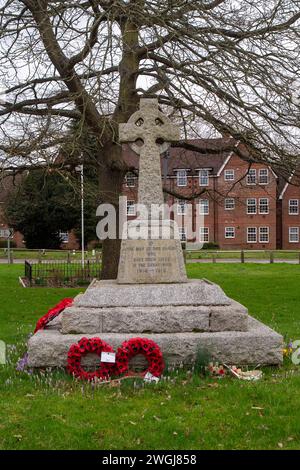 Horton, Großbritannien. Februar 2024. Ein Kriegsdenkmal in Horton Village, Berkshire. Innenminister James will es zu einer Straftat für Demonstranten machen, die auf Kriegsdenkmäler klettern. Diejenigen, die erfolgreich verurteilt wurden, könnten bis zu drei Monate im Gefängnis verbringen und mit einer Geldstrafe von 1.000 £ belegt werden. Das Gesetz soll als Änderung des Strafrechtsgesetzes eingeführt werden. Die neuen Vorschläge sind eine Reaktion auf die propalästinensischen Demonstranten, die in London auf Kriegsdenkmäler klettern. Quelle: Maureen McLean/Alamy Live News Stockfoto