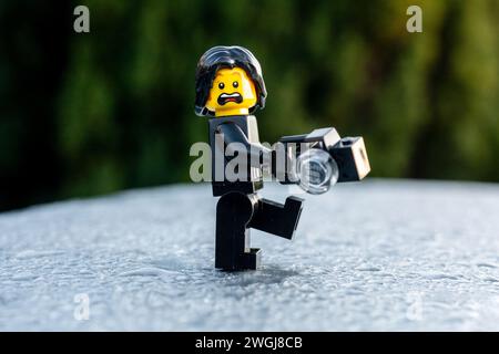 Bild von Shaun Fellows / Alamy, Einem lego-Fotografen an einem eisigen Wintertag mit einem verängstigten Gesicht, während er ausrutscht Stockfoto