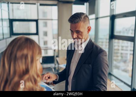 Zwei Experten für professionelle Führungskräfte diskutieren über die Zusammenarbeit mit Finanzbuchhaltungsunterlagen Stockfoto