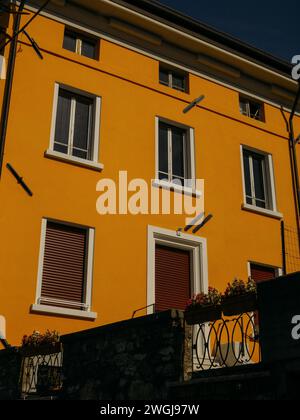 Farbenfrohes Gebäude in Italien, Sulzano Stockfoto