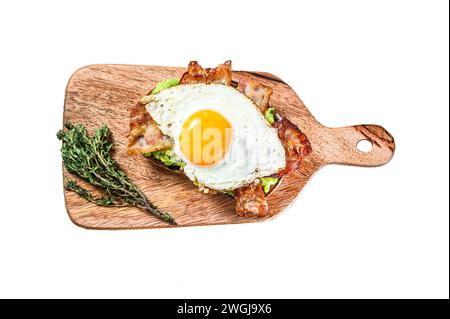 Toast mit Avocado, gebratenem Speck und Ei. Isoliert auf weißem Hintergrund. Draufsicht Stockfoto