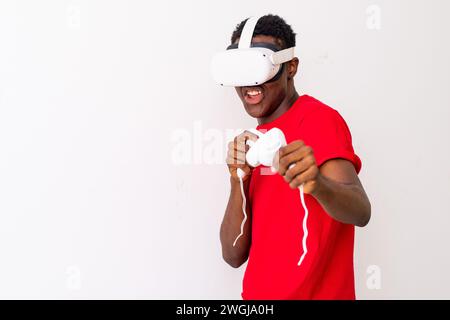 Junger schwarzer Mann, der Spiele mit einem Virtual-Reality-Headset spielt Stockfoto