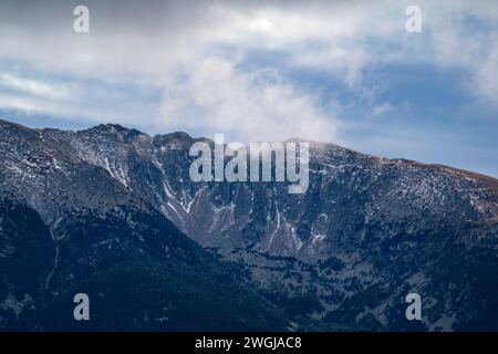 Krise für die Skiindustrie - Januar Saison und kein Schnee in den Pyrenäen Orientales, Frankreich Stockfoto