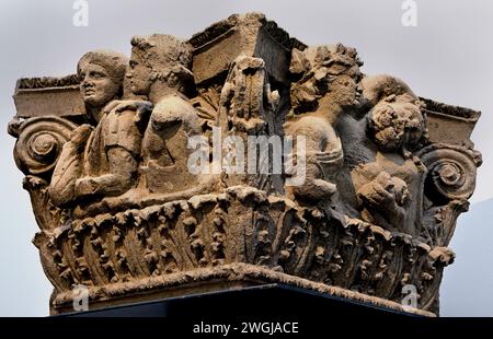 Hauptstadt des 2. Jahrhunderts v. Chr., die verheiratete Paare, Satyren und Maenaden darstellt Pompeji's Antiquarium Pompeji Roman City liegt in der Nähe von Neapel in der Region Kampanien. Pompeji wurde bei der Eruption des Vesuvs 79 n. Chr. unter 4-6 m vulkanischer Asche und Bimsstein begraben. Italien Stockfoto