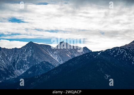 Krise für die Skiindustrie - Januar Saison und kein Schnee in den Pyrenäen Orientales, Frankreich Stockfoto