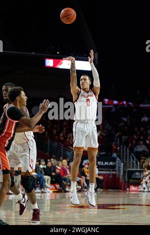 Der USC Trojans-Wachmann Kobe Johnson (0) schießt während eines NCAA-Basketballspiels gegen die Oregon State Beavers am Samstag, den 3. Februar 2024, im Gal Stockfoto