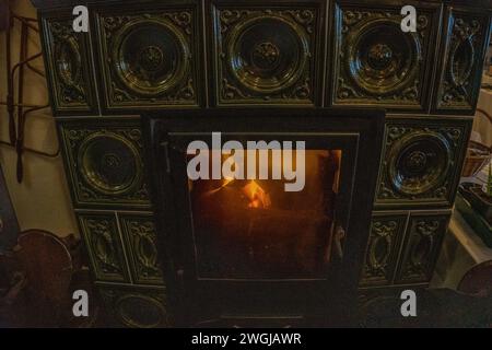 Brennendes Brennholz in der Feuerbox des Kamins im Landhaus.rustikaler Kochofen Stockfoto