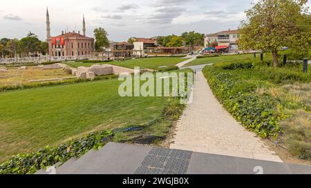 Edirne, Türkei - 17. Oktober 2023: Alte Ruinen und Sehenswürdigkeiten des Rathauses am Herbsttag. Stockfoto