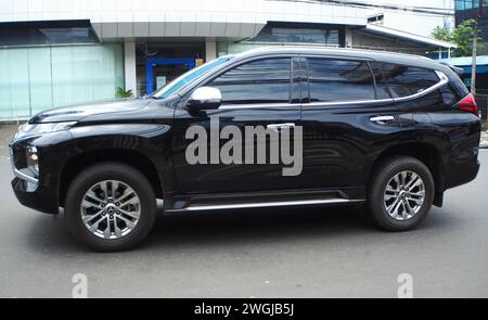 Mitsubishi Pajero Sport Car, Fahrt im Geschäftsviertel, Radio Dalam Street, Jakarta, Indonesien Stockfoto