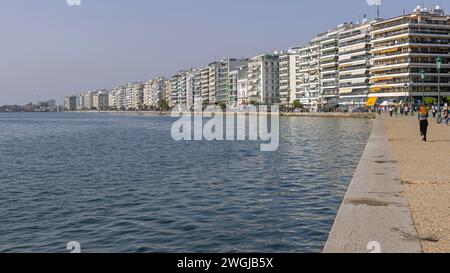 Thessaloniki, Griechenland - 22. Oktober 2023: Leute, die an der Nikis Avenue Promenade am Ufer spazieren gehen sonniger Herbst Sonntag in der Stadt. Stockfoto