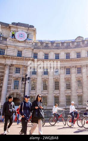 Das Krönungsemblem von König Karl III. Ist auf dem Admiralitätsbogen in London angebracht. Stockfoto