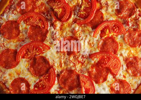 Köstliche Paprika- und Tomatenpizza auf Holzbrett. Textur Stockfoto