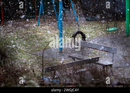 KIEW, UKRAINE - 05. FEBRUAR 2024 - Ein Spielplatz wird während eines Schneefalls gesehen, Kiew, Hauptstadt der Ukraine. Stockfoto