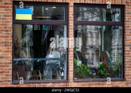 KIEW, UKRAINE - 05. FEBRUAR 2024 - Menschen sitzen in einem Café in Kiew, Hauptstadt der Ukraine. Stockfoto