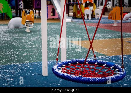 KIEW, UKRAINE - 05. FEBRUAR 2024 - Ein Spielplatz wird während eines Schneefalls gesehen, Kiew, Hauptstadt der Ukraine. Stockfoto