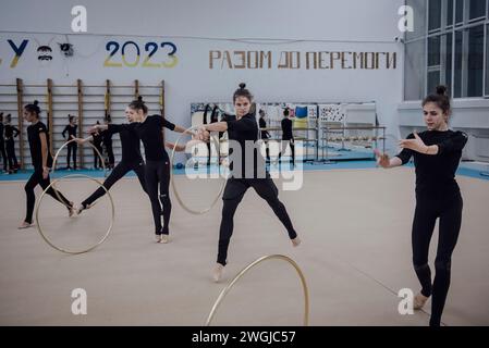 © Adrien Vautier/Le Pictorium/MAXPPP - Kiew 05/12/2023 Adrien Vautier/Le Pictorium - 05/12/2023 - Ukraine/Kiew - Maria Vysotchanska, 21 ans, EST la capitaine de l'equipe nationale de gymnastique rythmique ukrainienne. Elle a ete medaillee d'Or, d'argent, et de Bronze avec son equipe lors des Champions europeens, Puis de Bronze lors des Champions du Monde de 2023. Pour la jeune gymnaste, la guerre a begin en 2014, Son pere faisait partie des derniers defenseurs de l'aeroport international de Donetsk, surnomme -Les cyborgs-. IL a ete pris au piege durant 4 Mois de fin septembre Stockfoto