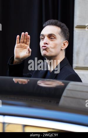 MAILAND, ITALIEN - 15. JANUAR 2024: Pedro Alonso vor Giorgio Armani Modenschau, Mailand Fashion Week Street Style Stockfoto