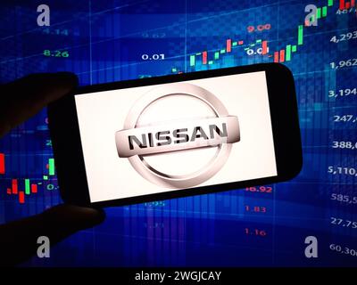 Konskie, Polen - 4. Februar 2024: Logo des Unternehmens Nissan Motor auf dem Mobiltelefon Stockfoto