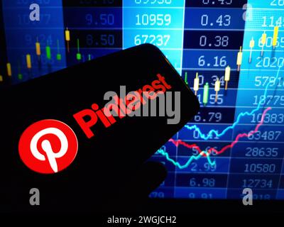 Konskie, Polen – 04. Februar 2024: Das Firmenlogo von Pinterest wird auf dem Mobiltelefon angezeigt Stockfoto