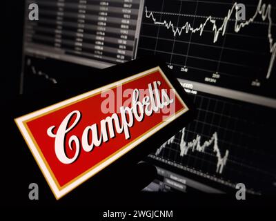 Konskie, Polen – 4. Februar 2024: Das Logo der Campbell Soup Company wird auf dem Mobiltelefon angezeigt Stockfoto