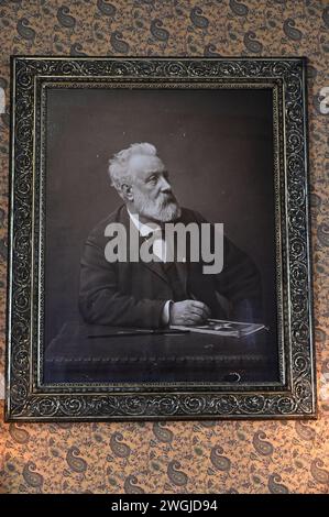 Portraet des franzoesichen Schriftstellers Jules Verne im Maison de Jules Verne in Amiens in Frankreich Foto vom 22.09.2022. Das Maison de Jules Verne ist ein Wohnhaus, in dem der Schriftsteller Jules Verne 1828-1905 18 Jahre lebte. Heute beherbergt das Gebaeude ein Museum zur Erinnerung an den Schriftsteller und steht als Monument historique unter Denkmalschutz. *** Porträt des französischen Schriftstellers Jules Verne in der Maison de Jules Verne in Amiens in Frankreich Foto vom 22 09 2022 das Maison de Jules Verne ist ein Wohnhaus, in dem der Schriftsteller Jules Verne 18 Jahre lebte Stockfoto