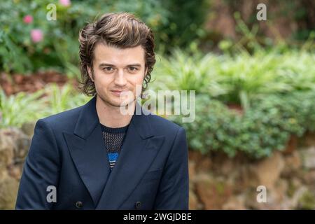 Rom, Italien. Februar 2024. Joe Keery nimmt am Fotogespräch „Finalmente l'Alba“ in Rom Teil. (Foto: Stefano Costantino/SOPA Images/SIPA USA) Credit: SIPA USA/Alamy Live News Stockfoto