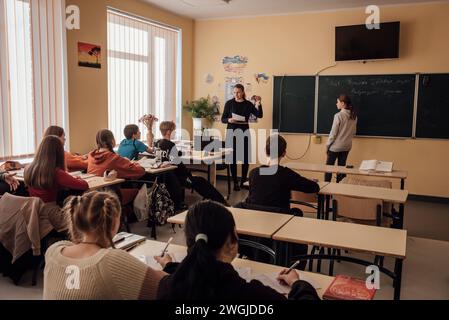 Ukraine. November 2023. Adrien Vautier/Le Pictorium - Schulen in der Ukraine während des Krieges - 20/11/2023 - Ukraine - in einem Klassenzimmer in der Schule Nr. 3. Während der Besetzung der Stadt im März 2022 lebten russische Truppen in der Schule. Boutcha, 20. November 2023. Quelle: LE PICTORIUM/Alamy Live News Stockfoto