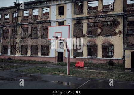 Charkiv, Ukraine. November 2023. Adrien Vautier/Le Pictorium - Schulen in der Ukraine während des Krieges - 17/11/2023 - Ukraine/Charkiw - auf dem Sportplatz in der Schule 134. Das Gebäude brannte nach einem Bombenangriff ab. Die Schule diente während der ersten Tage der Invasion im Februar 2022 als russischer Stützpunkt. Charkiw, 17. November 2023. Quelle: LE PICTORIUM/Alamy Live News Stockfoto