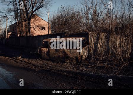 Ukraine. November 2023. Adrien Vautier/Le Pictorium - an der Front in der Ukraine während des Krieges - 28/11/2023 - Ukraine - Ein zerstörter Van. Chassiv Yar, 28. November 2023. Quelle: LE PICTORIUM/Alamy Live News Stockfoto