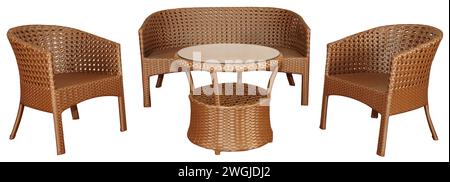 Weißes Rattan-Korbmöbel, bestehend aus zwei Stühlen. Sofa und Tisch mit Glasplatte. Stilvolle Outdoor- oder Gartenmöbel. Stockfoto