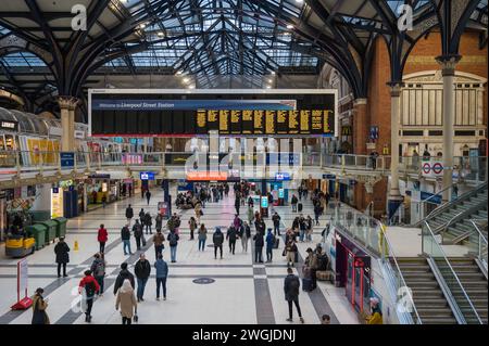 Reisende, die durch die Haupthalle der Liverpool Street Station kommen und gehen. London, England, Großbritannien Stockfoto