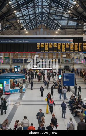 Reisende, die durch die Haupthalle der Liverpool Street Station kommen und gehen. London, England, Großbritannien Stockfoto