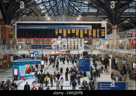 Reisende, die durch die Haupthalle der Liverpool Street Station kommen und gehen. London, England, Großbritannien Stockfoto