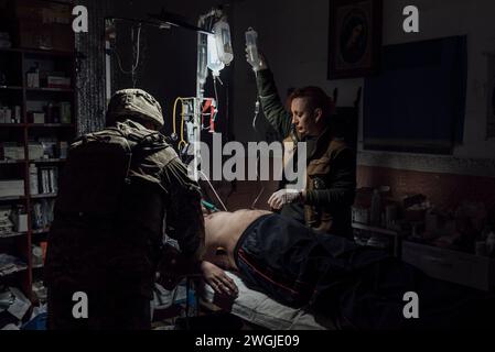 Ukraine. November 2023. © Adrien Vautier/Le Pictorium/MAXPPP - 28/11/2023 Adrien Vautier/Le Pictorium - 28/11/2023 - Ukraine - Unite paramedicale sur le Point de stabilisation de la 5eme Brigade d'assaut. Tschassiv Yar, 28. November 2023. - Valeurs ACtuelles out, no jdd, jdd out, RUSSIA OUT, NO RUSSIA OUT #norussia/28/11/2023 - Ukraine - Sanitäter-Einheit am Stabilisierungspunkt der 5. Sturmbrigade. Chassiv Yar, 28. November 2023. Quelle: MAXPPP/Alamy Live News Stockfoto