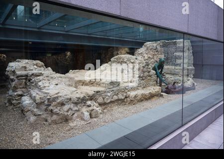St. Mary Spital Chapel und Beinhaus bewahrten einst Knochen derer, die in der großen Hungersnot im 14. Jahrhundert starben. Bishops Square Spitalfields London UK Stockfoto